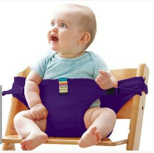 Comfortabele baby veiligheidsgordel in kinderstoel, ideaal voor maaltijden.