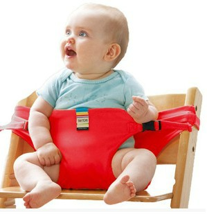Veilige babygordel voor kinderstoel, zorgt voor stabiliteit en bewegingsvrijheid.