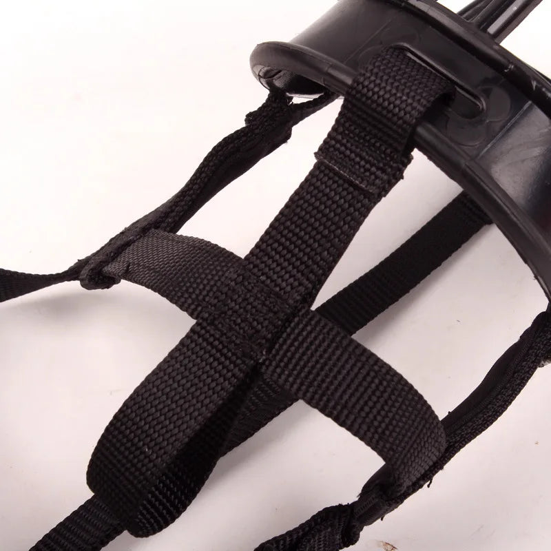 Verstelbare siliconen hondenmuilkorf in grijs, rood en zwart, ideaal voor veiligheid en comfort tijdens wandelingen.