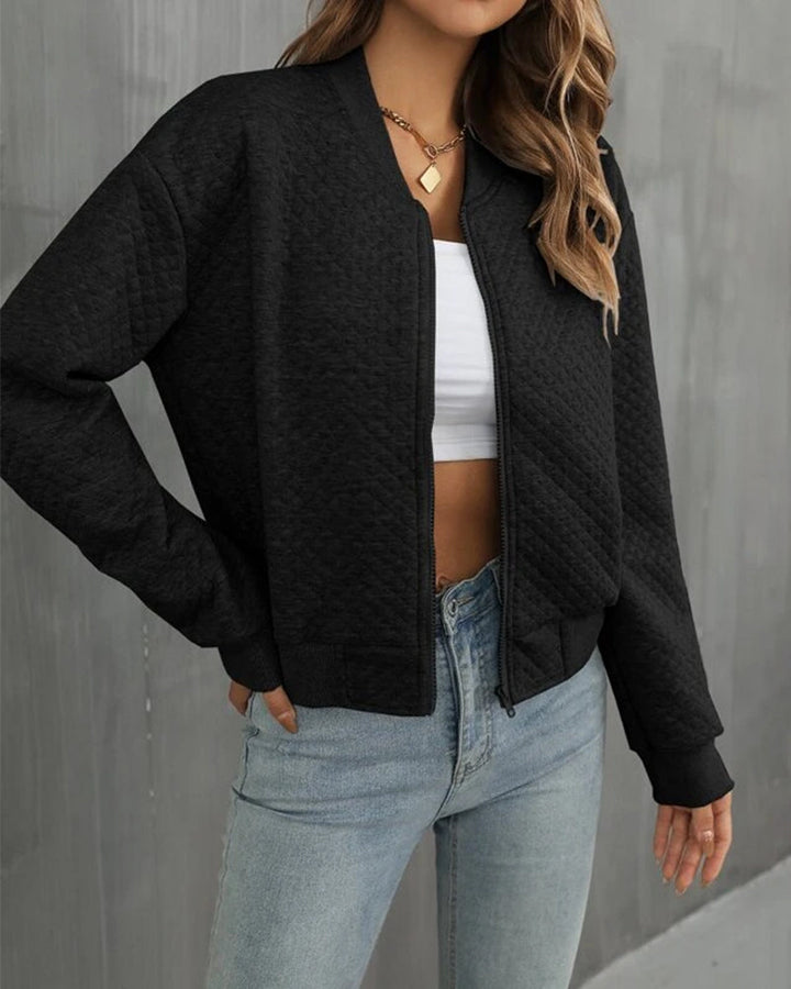 Veelzijdig dames zomerbomberjack, vooraanzicht, strakke lijnen, elegant design, ideaal voor koele zomeravonden.