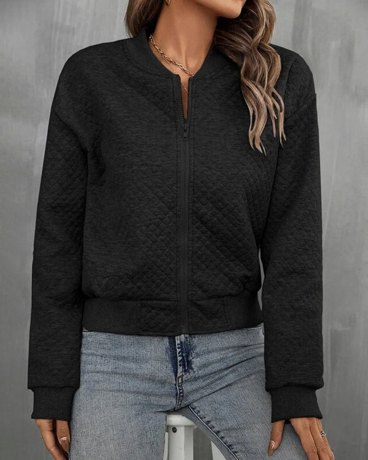 Veelzijdig dames zomerbomberjack, vooraanzicht, strakke lijnen, elegant design, ideaal voor koele zomeravonden.