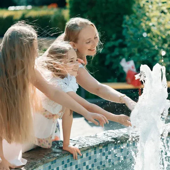 Veelzijdige en robuuste fonteinpomp met drie sproeikoppen, verstelbare debiet, zwarte behuizing, ideaal voor watereffecten