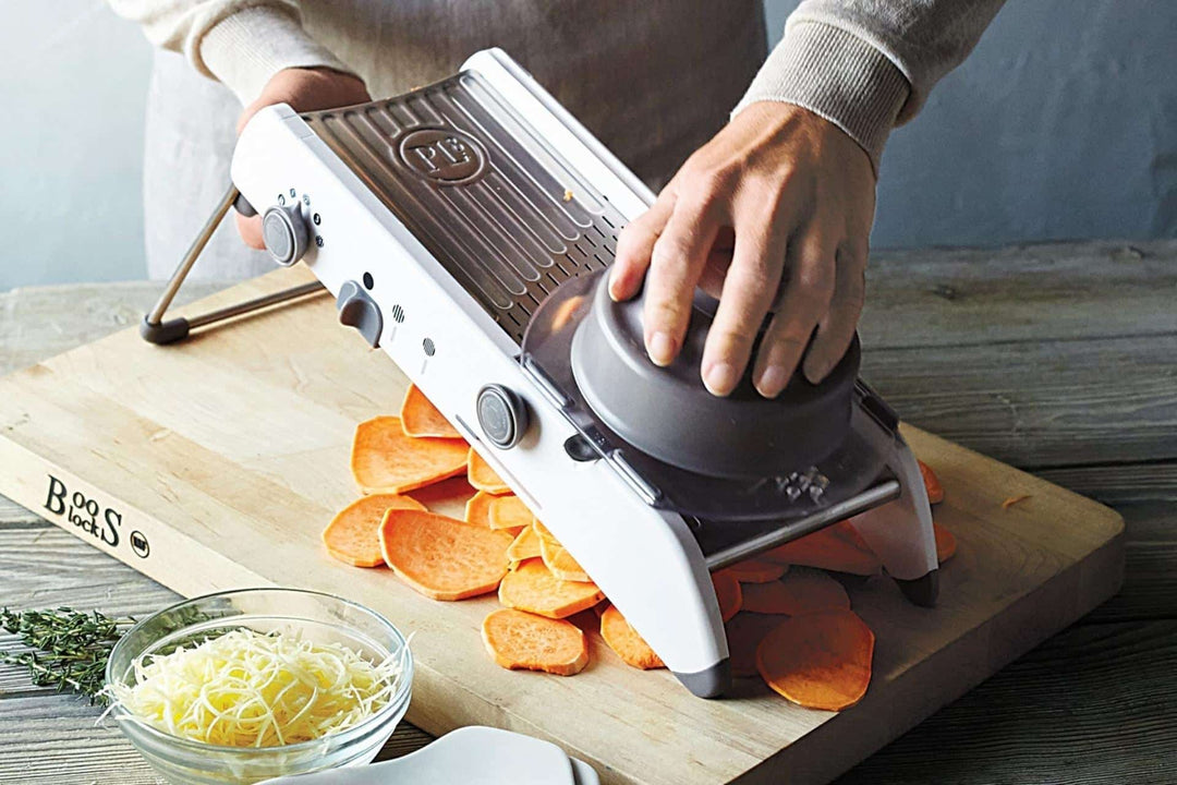 Veelzijdige roestvrijstalen groenteschaaf met scherp mes en ergonomische grip, perfect voor nauwkeurige keukensneden.