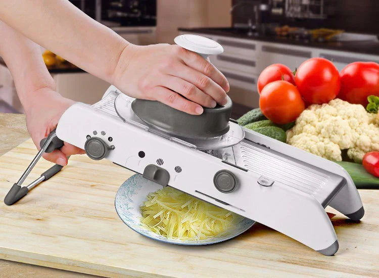 Veelzijdige roestvrijstalen groenteschaaf met scherp mes en ergonomische grip, perfect voor nauwkeurige keukensneden.