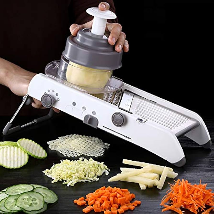 Veelzijdige roestvrijstalen groenteschaaf met scherp mes en ergonomische grip, perfect voor nauwkeurige keukensneden.
