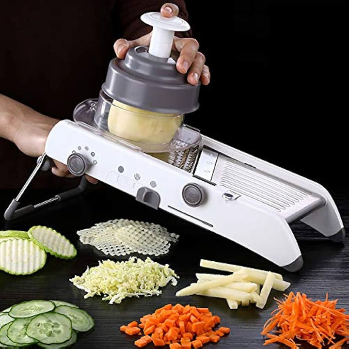 Veelzijdige roestvrijstalen groenteschaaf met scherp mes en ergonomische grip, perfect voor nauwkeurige keukensneden.