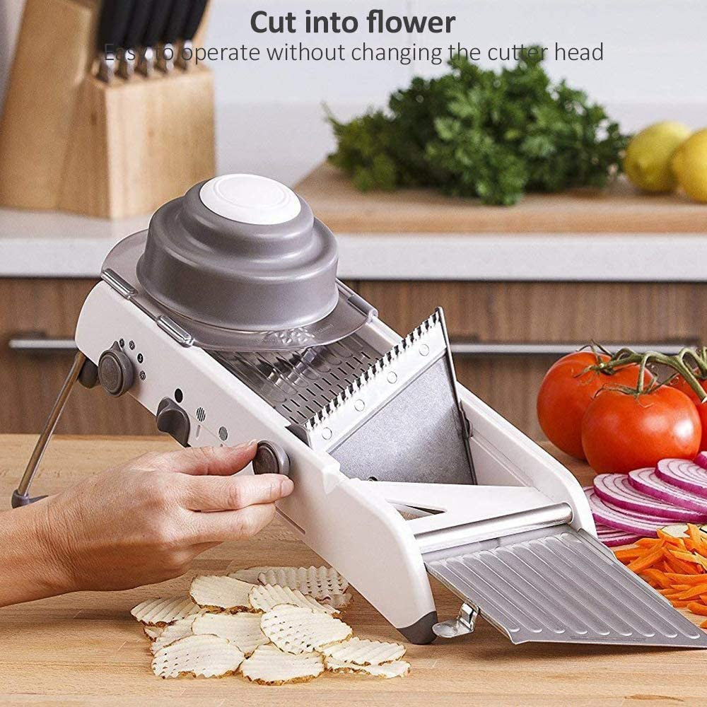 Veelzijdige roestvrijstalen groenteschaaf met scherp mes en ergonomische grip, perfect voor nauwkeurige keukensneden.