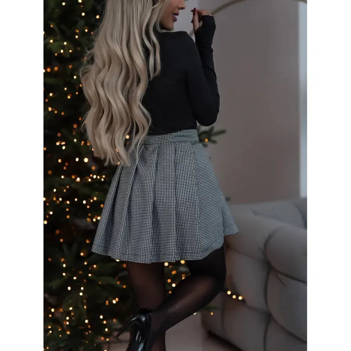 Korte geruite rok Romy van achteren gezien, toont de pasvorm en de bewegingsvrijheid.