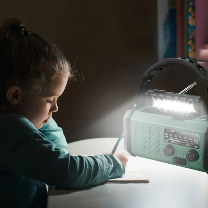 Veelzijdige Solar Noodradio met Powerbank, Slinger Radio en LED-verlichting, ideaal voor buitenactiviteiten en noodgevallen.