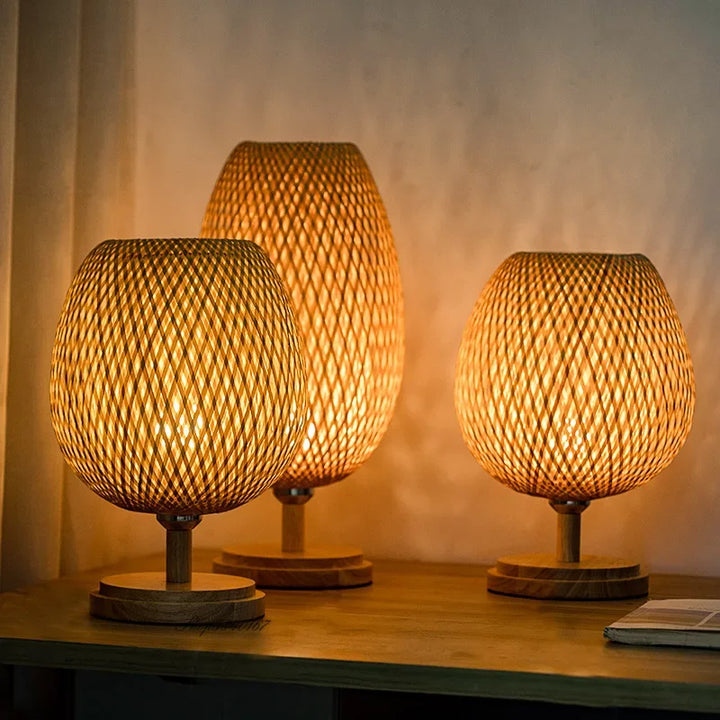 Vintage bamboe tafellamp TimberGlow, sfeervolle verlichting voor woonkamers.