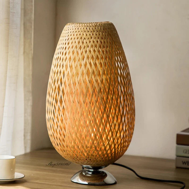 Eco-vriendelijke bamboe tafellamp, vintage design, natuurlijke charme en zachte verlichting.