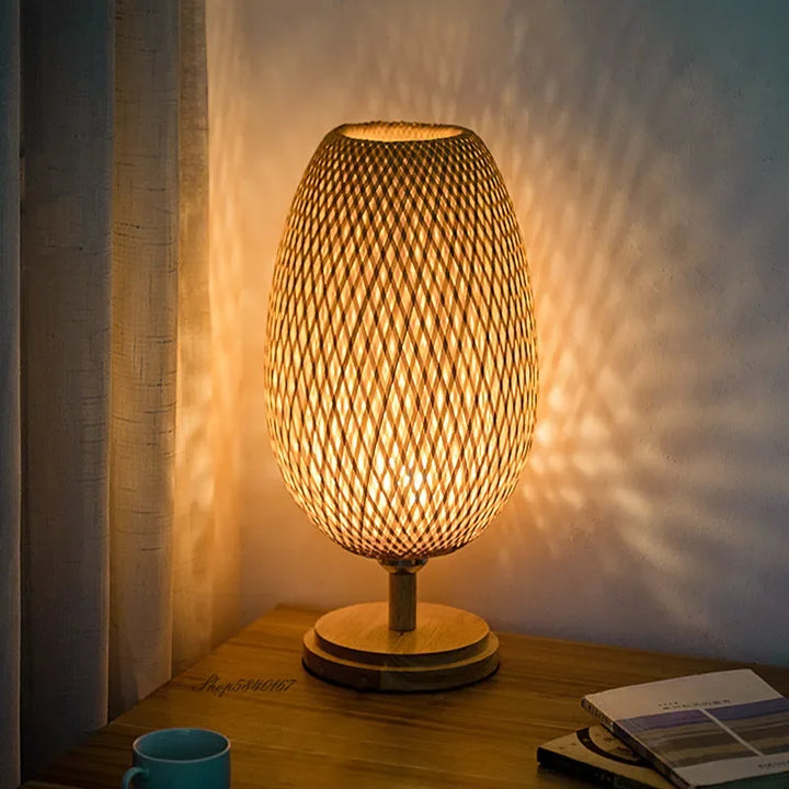 Sfeervolle woonkamer verlichting: vintage bamboe TimberGlow tafellamp, handgemaakt.