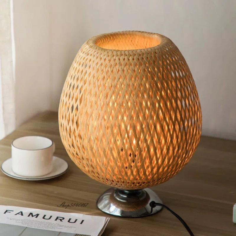 Handgemaakte vintage bamboe tafellamp, natuurlijke woondecoratie met warme gloed.
