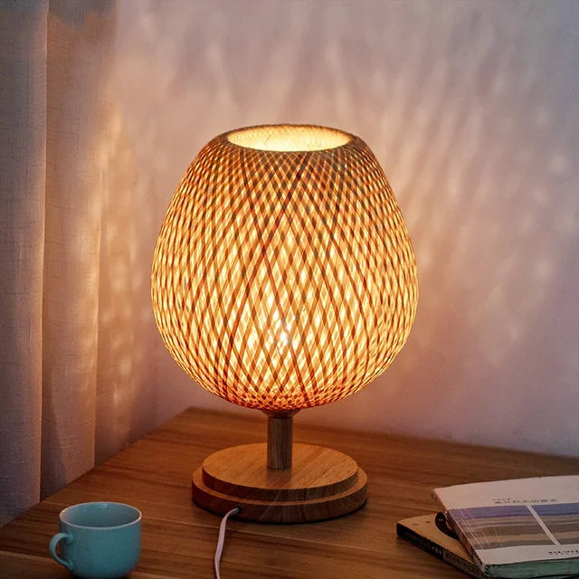 TimberGlow bamboe tafellamp voor een sfeervolle woonkamer, uniek en handgemaakt.