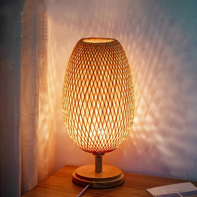 Unieke vintage bureaulamp van bamboe, ideaal voor werk of ontspanning, handgemaakt.