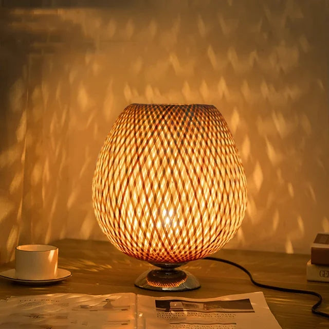 Handgemaakte TimberGlow bamboe lamp, ideale sfeerverlichting voor elk interieur.