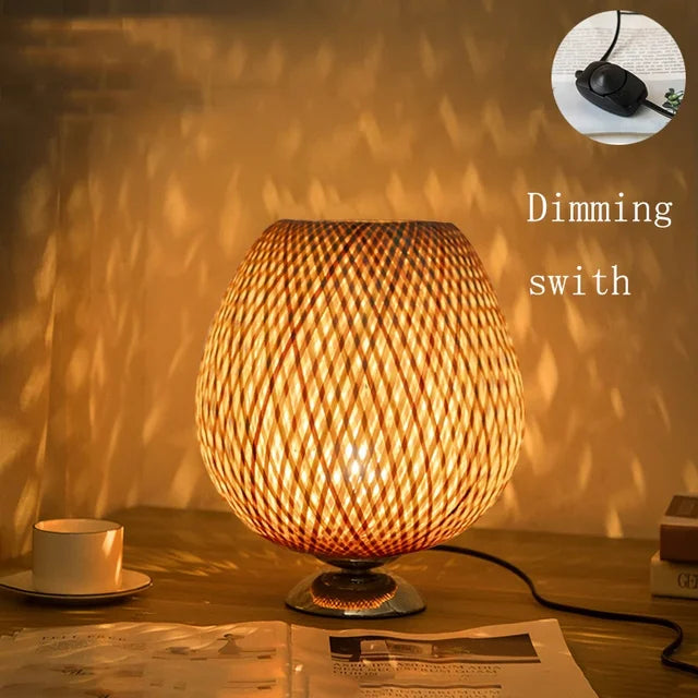 Natuurlijke bamboe verlichting, vintage stijl, warme sfeerverlichting en handgemaakt design.