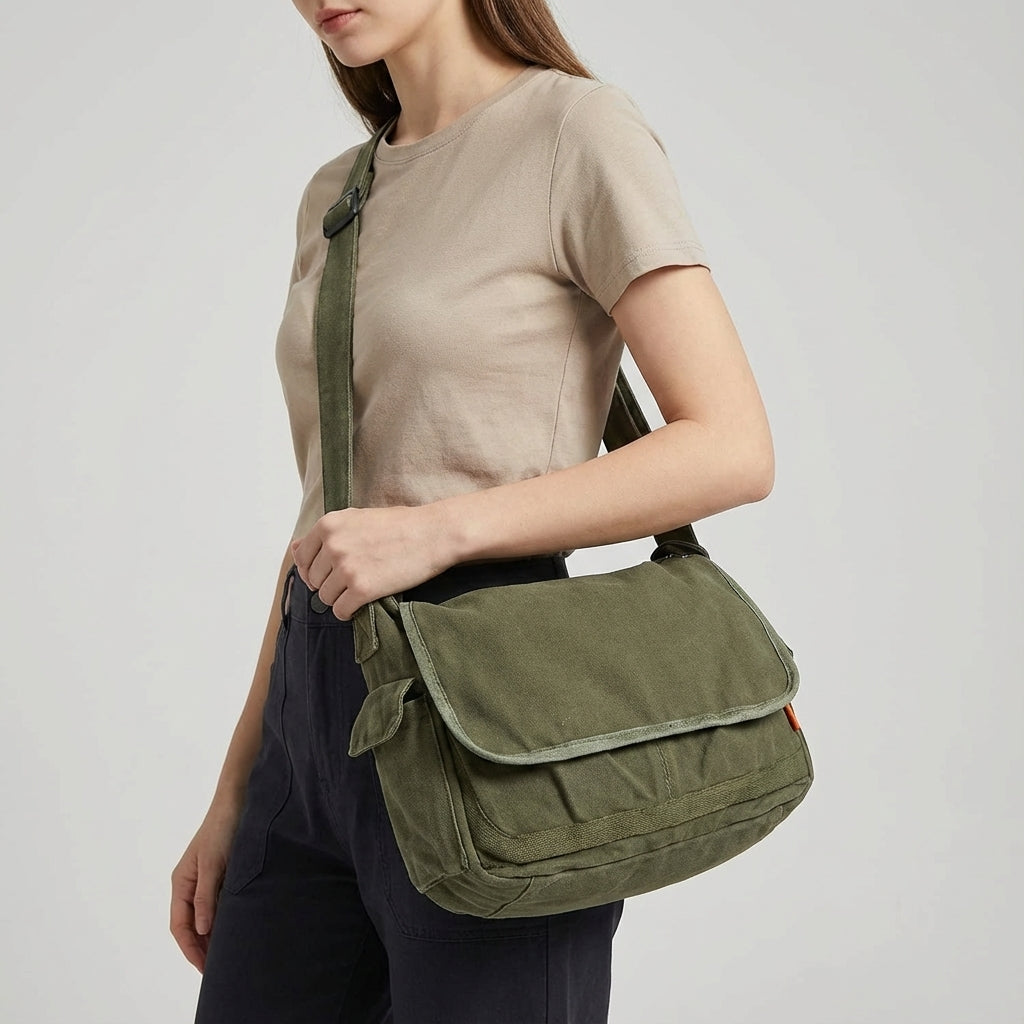 Stijlvolle unisex schoudertas van vintage canvas, UrbanSatchel, comfortabel als crossbody. Geschikt voor laptop.