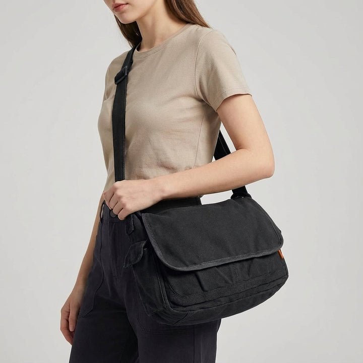 Praktische vintage canvas tas UrbanSatchel, met verstelbare riem. Perfecte organisator voor dagelijkse benodigdheden.