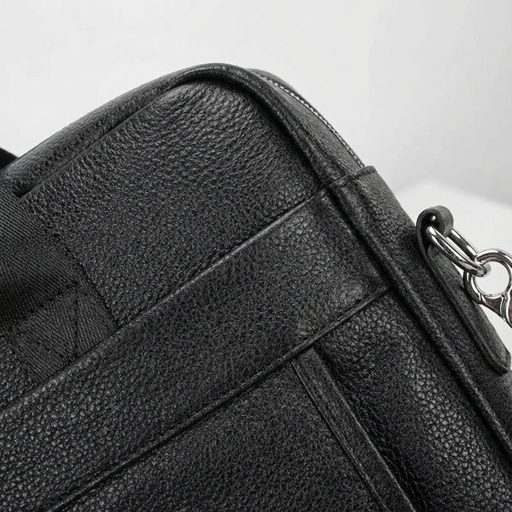 Stijlvolle unisex leren aktetas van rundleer, handgemaakt, met verstelbare schouderriem.