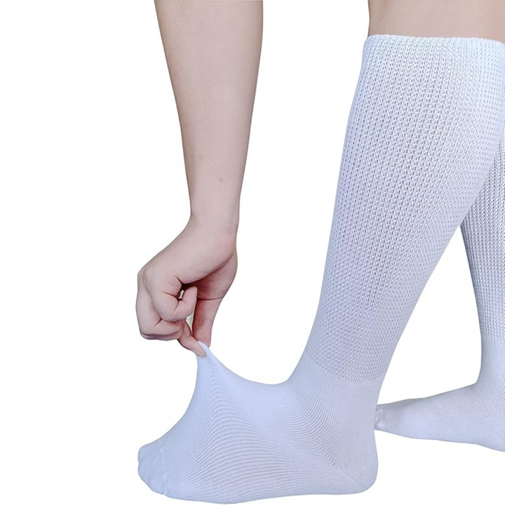 VitalSox extra brede diabetische sokken op een voet, ontworpen voor comfort bij lymfoedeem & gezwollen voeten.