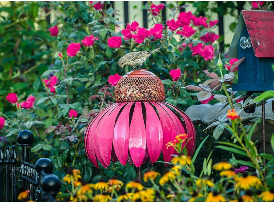 Decoratief vogelhuisje met bloemenpatroon, weerbestendig en biedt vogels bescherming in de tuin.