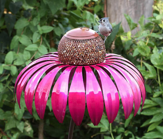 Decoratief vogelhuisje met bloemenpatroon, weerbestendig en biedt vogels bescherming in de tuin.