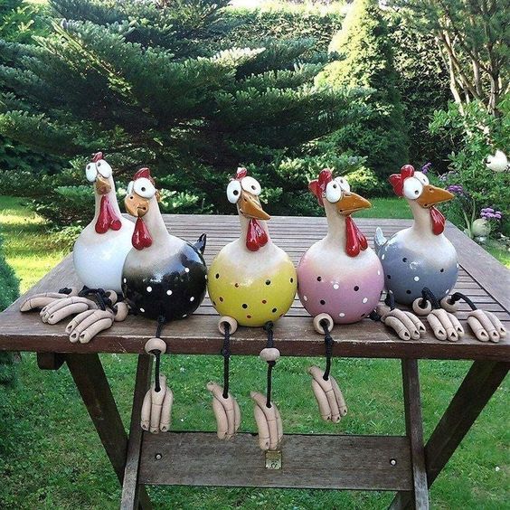 Vrolijke, kleurrijke kip decoratie van hars voor in de tuin. Weerbestendig tuinbeeldje voor terras of balkon.