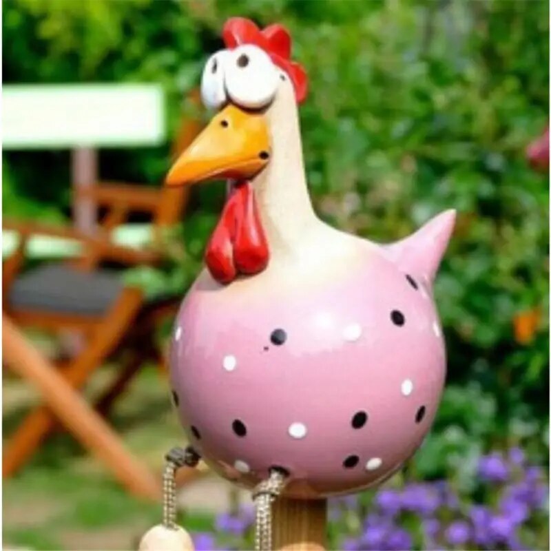 Kleurrijk kippenbeeldje van hars voor tuindecoratie. Vrolijk en weerbestendig ornament voor buiten op het terras.