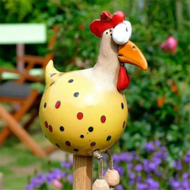 Opvallende kleurrijke kip decoratie van hars. Dit vrolijke tuinbeeldje staat prachtig in elke tuin of op het balkon.