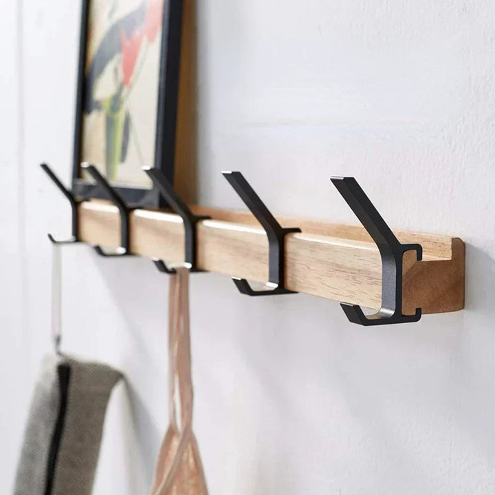 Wandkapstok met beweegbare haken van hout en metaal in scandinavisch design, geschikt voor hal of slaapkamer.