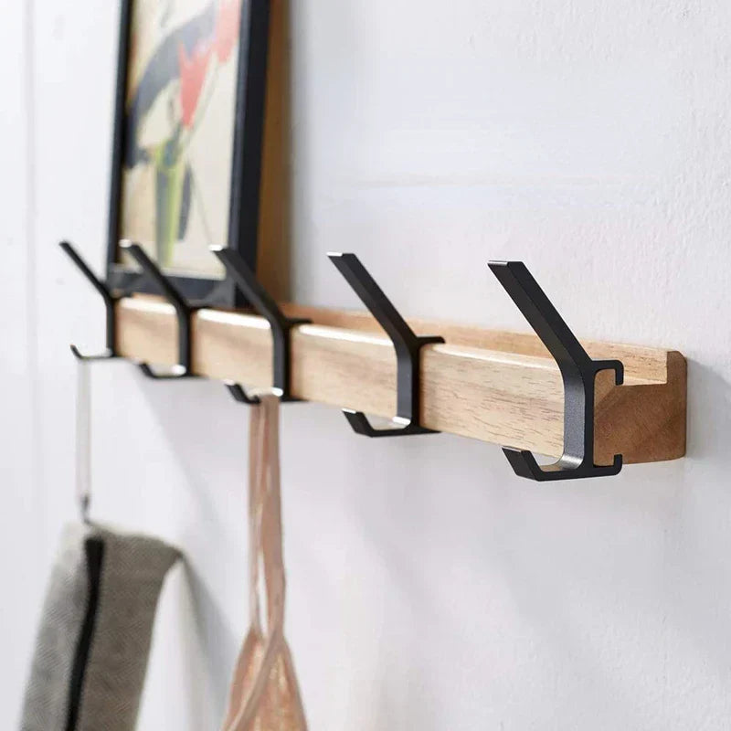 Wandkapstok met beweegbare haken van hout en metaal in scandinavisch design, geschikt voor hal of slaapkamer.