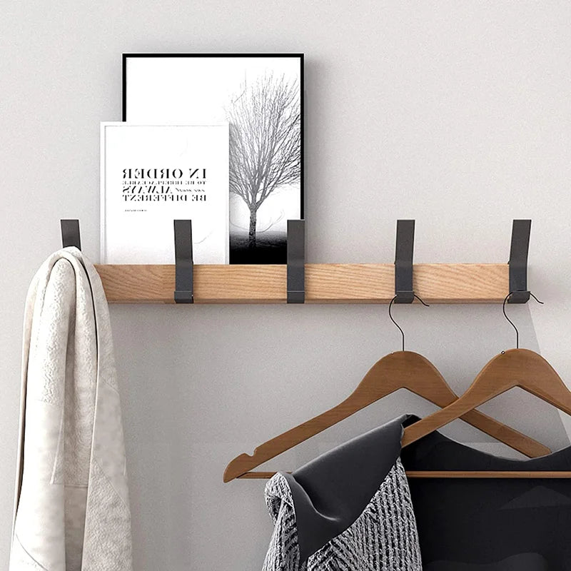 Wandkapstok met beweegbare haken van hout en metaal in scandinavisch design, geschikt voor hal of slaapkamer.