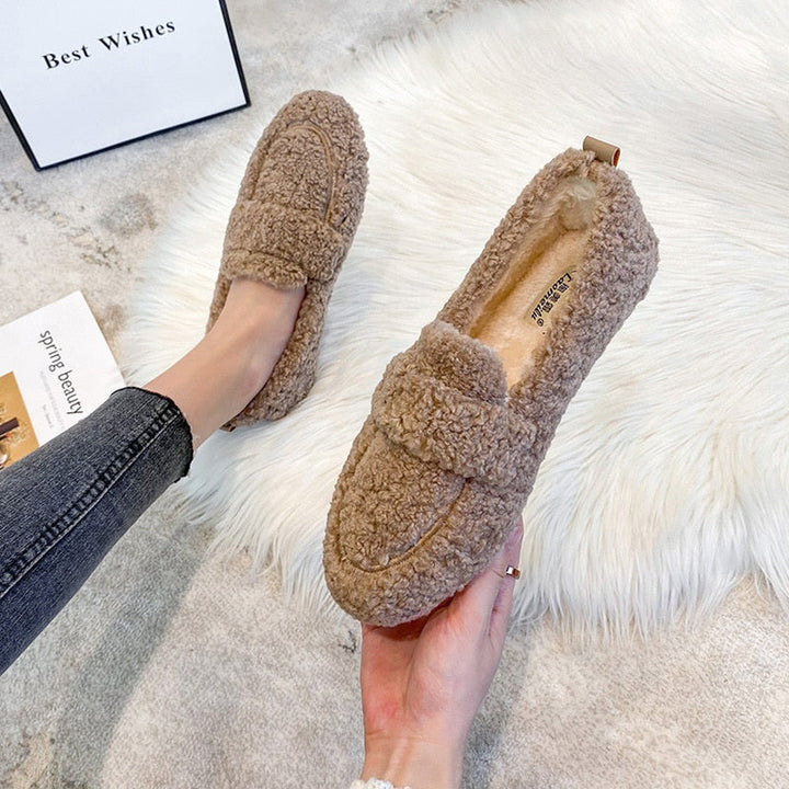 Warme, comfortabele dames pantoffels met zachte voering, ideaal voor koude winteravonden thuis.
