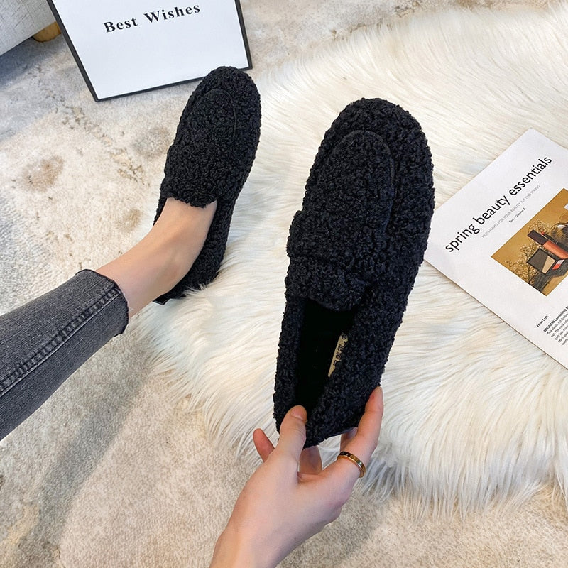 Gezellige pluche dames huisschoenen, perfect voor relaxen, met een warme voetenwarmer functie.