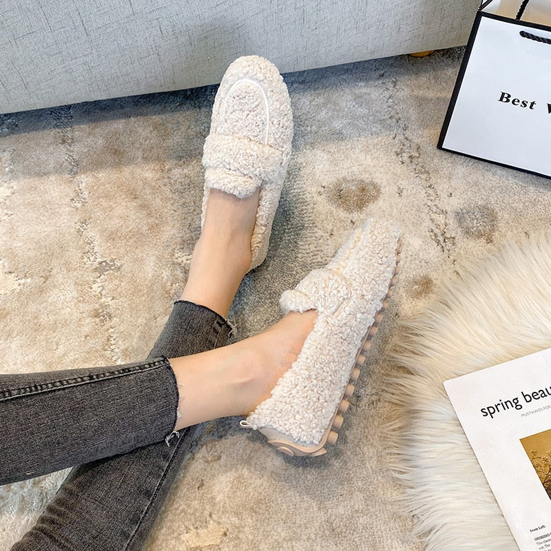 Vrouwen pantoffels, een ideaal cadeau voor de winter, bieden warmte en ultiem comfort binnenshuis.