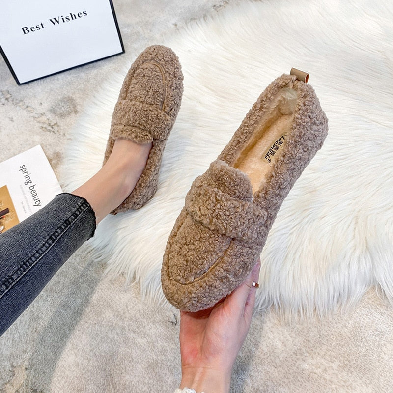 Warme dames pluche huisslippers met antislip rubberen zolen, luxueus materiaal en modern design voor maximaal comfort.