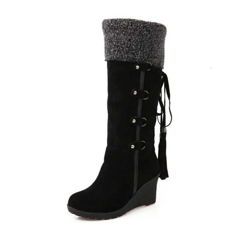 Modieuze dames winterlaarzen met sleehak, een must-have voor de wintercollectie damesschoenen.