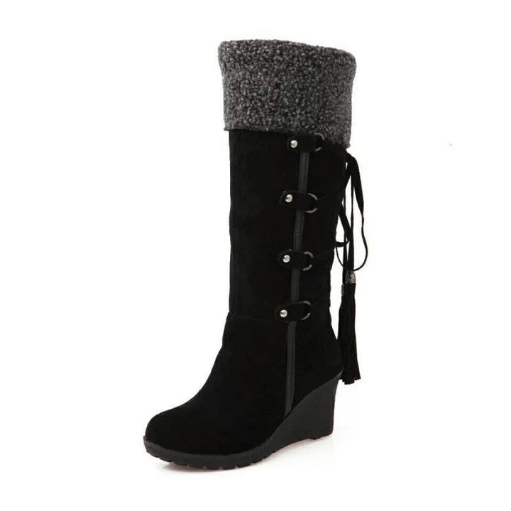 Modieuze dames winterlaarzen met sleehak, een must-have voor de wintercollectie damesschoenen.