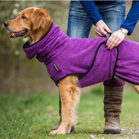 Warme hondenjas met verstelbare gesp, gemaakt van zacht materiaal voor comfort en warmte, ideaal voor koele dagen.