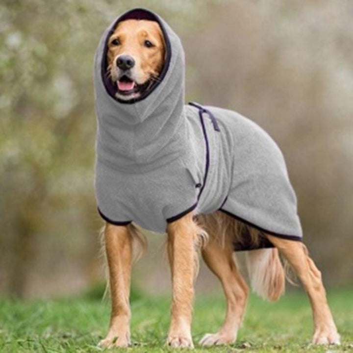 Warme hondenjas met verstelbare gesp, gemaakt van zacht materiaal voor comfort en warmte, ideaal voor koele dagen.