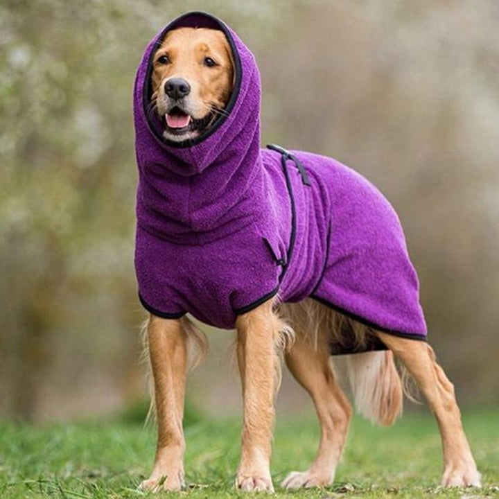 Warme hondenjas met verstelbare gesp, gemaakt van zacht materiaal voor comfort en warmte, ideaal voor koele dagen.