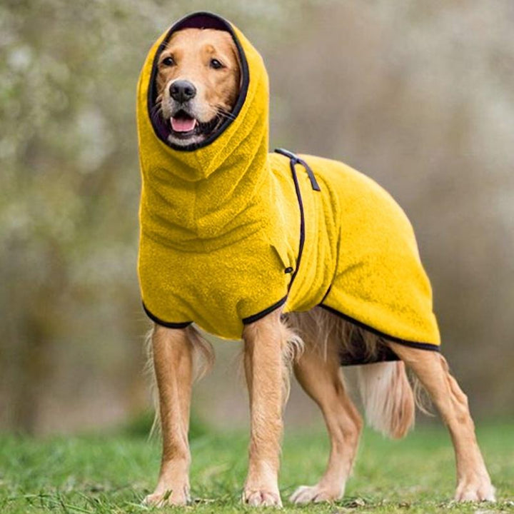 Warme hondenjas met verstelbare gesp, gemaakt van zacht materiaal voor comfort en warmte, ideaal voor koele dagen.