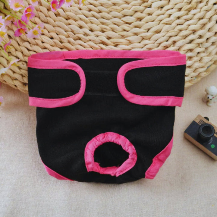 Wasbare hondenluier voor reuen, zacht en ademend, met verstelbare klittenbandsluiting en geïntegreerde staartopening.