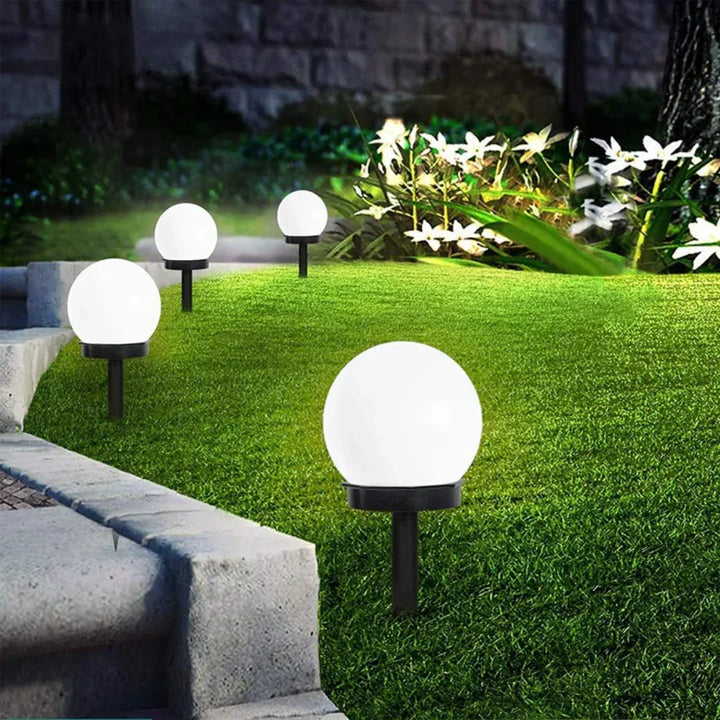 "Wasserdichte LED Solarleuchten im Garten, modernes Design, umweltfreundlich, 3er Set, ideal für Außenbeleuchtung."