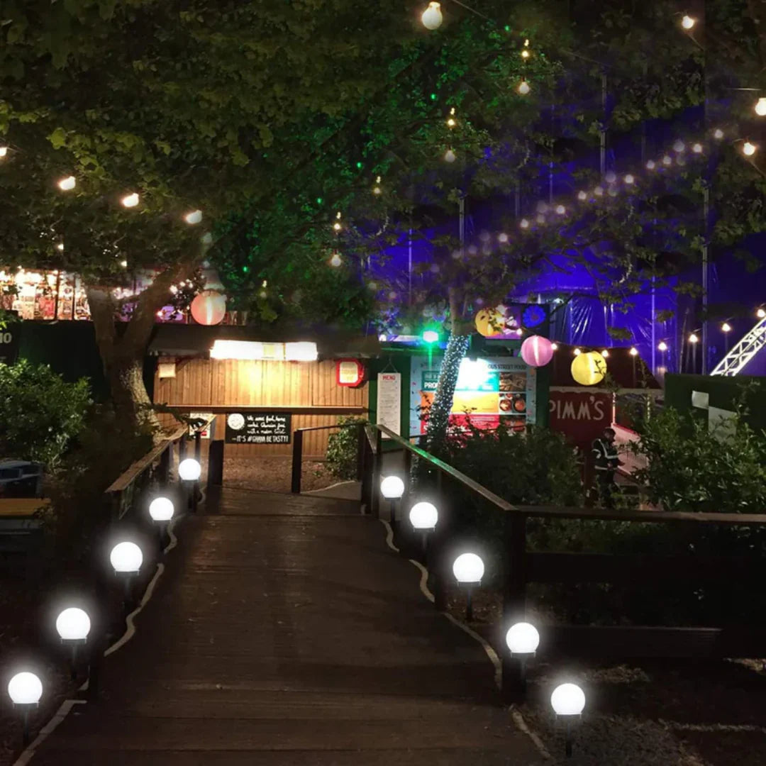 "Wasserdichte LED Solarleuchten im Garten, modernes Design, umweltfreundlich, 3er Set, ideal für Außenbeleuchtung."