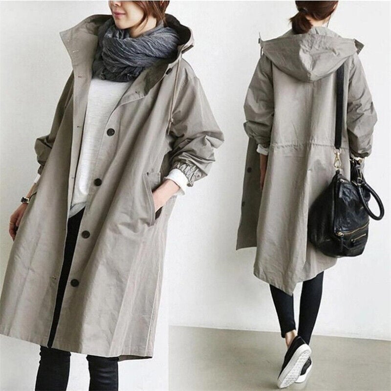 Waterdichte dames trenchcoat met capuchon, elegante snit, ideaal voor regenachtig weer, vooraanzicht, stijlvol en functioneel.