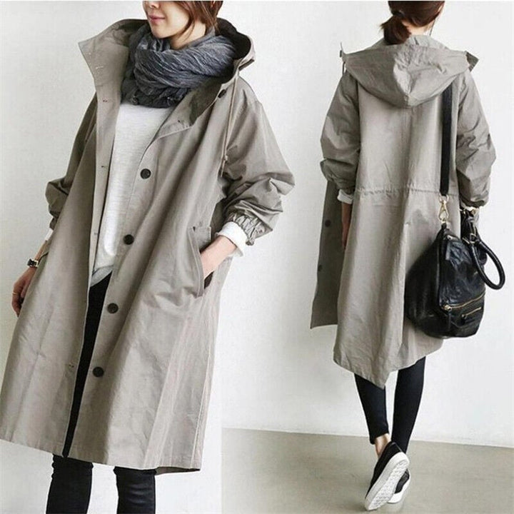 Waterdichte dames trenchcoat met capuchon, elegante snit, ideaal voor regenachtig weer, vooraanzicht, stijlvol en functioneel.