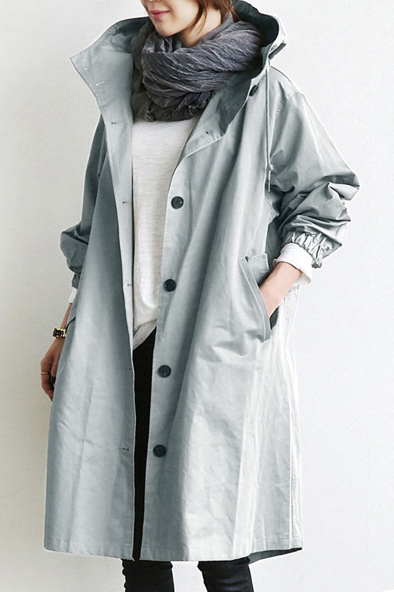 Waterdichte dames trenchcoat met capuchon, elegante snit, ideaal voor regenachtig weer, vooraanzicht, stijlvol en functioneel.
