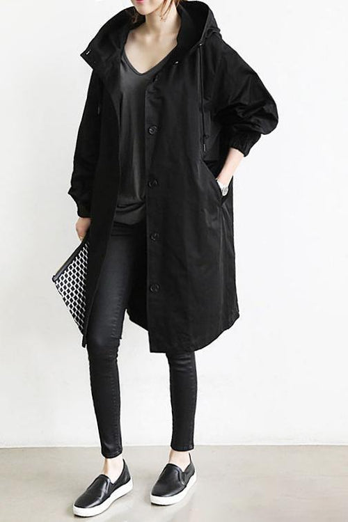 Waterdichte dames trenchcoat met capuchon, elegante snit, ideaal voor regenachtig weer, vooraanzicht, stijlvol en functioneel.
